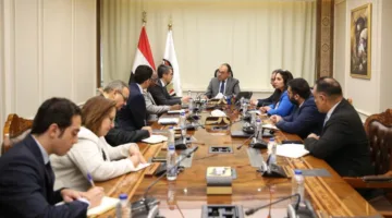 وزير قطاع الأعمال العام يلتقي بوفد من مجموعة البنك الدولي ويشدد على الانفتاح لتعزيز التعاون مع القطاع الخاص
