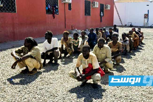 أجانب من عدة جنسيات عقب ضبطهم في مدينة الكفرة (جنوب ليبيا)، 13 نوفمبر 2025. (جهاز مكافحة الهجرة غير الشرعية)
