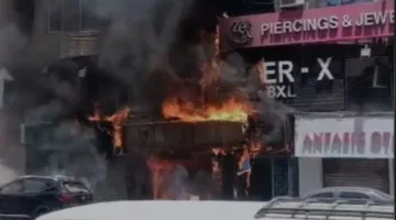 اندلاع حريق ضخم في متجر بشارع فيصل الرئيسي (فيديو)