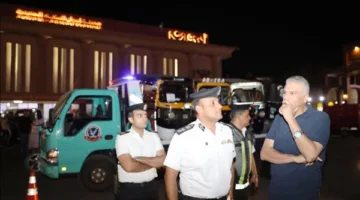 محافظ أسوان يقوم بزيارة مفاجئة لنقطة تفتيش مرورية لضبط سيارات التوك توك في ميدان المحطة