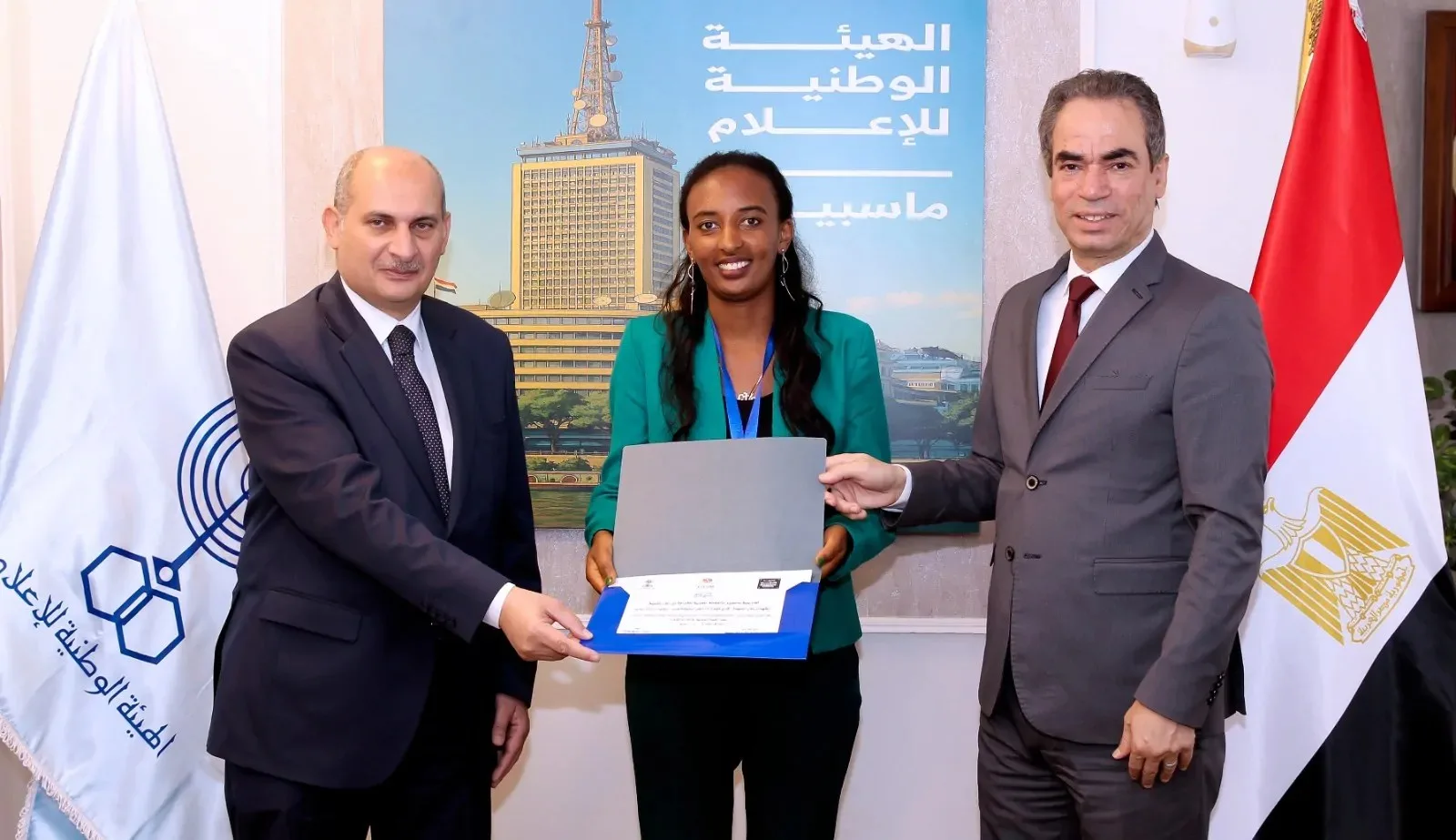 إعلاميون من إريتريا: «المسلماني» يوزع شهادات تخرج الدفعة الأولى من أكاديمية ماسبيرو إعلاميون من إريتريا: «المسلماني» يوزع شهادات تخرج الدفعة الأولى من أكاديمية ماسبيرو