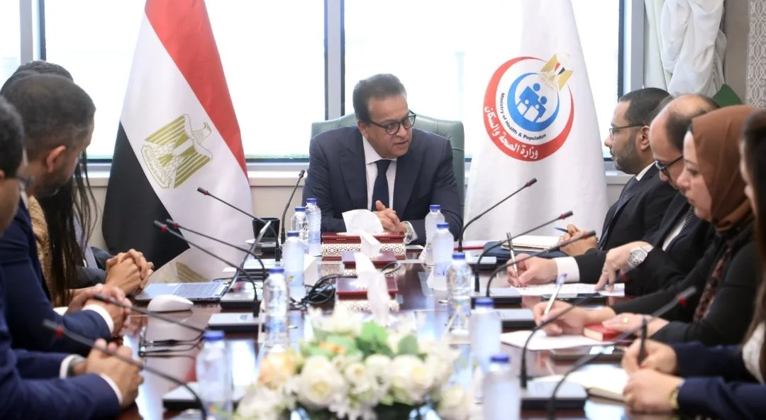 وزير الصحة يناقش مع شركة «ساندوز» سبل تعزيز التعاون في تطوير صناعة الأدوية ودعم المبادرات الصحية الوطنية.