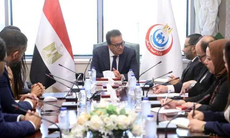وزير الصحة يناقش مع شركة “ساندوز” سبل تعزيز التعاون في تطوير صناعة الأدوية المحلية