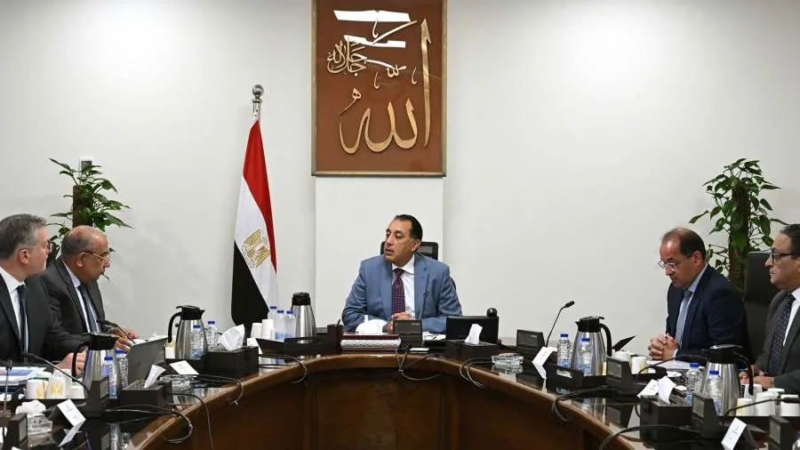رئيس الوزراء يراقب خطوات تأمين التمويل اللازم للوقود لتشغيل محطات الكهرباء.