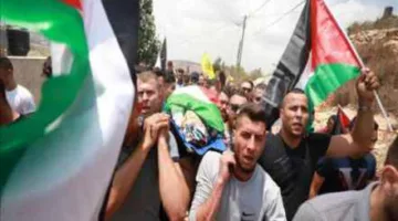 الضفة الغربية: جنازة فلسطينيين إستشهدا على يد مستوطنين في بلدة “سنجل” يوم الجمعة.