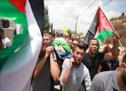 الضفة الغربية: جنازة فلسطينيين إستشهدا على يد مستوطنين في بلدة “سنجل” يوم الجمعة.