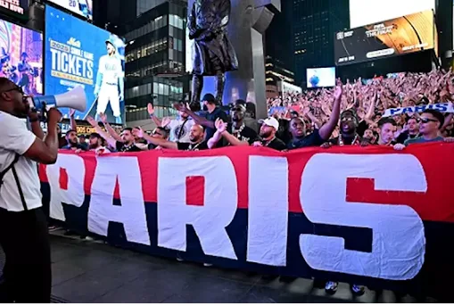 جماهير سان جيرمان تثير حماس نهائي كأس العالم في نيويورك جماهير سان جيرمان تثير حماس نهائي كأس العالم في نيويورك