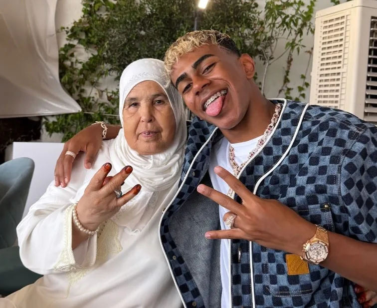 لامين جمال يحتفل بعيد ميلاده مع جدته (صور)