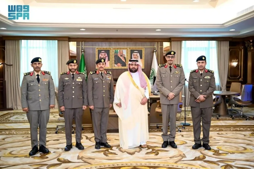 أمير جازان يكرّم مجموعة من القادة الأمنيين برتبه الجديدة