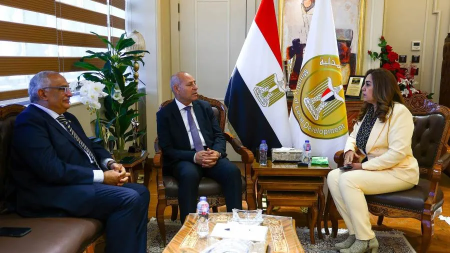 وزيرة التنمية تناقش مع محافظ القاهرة ورئيس جهاز التنسيق الحضاري أفكار تحسين مجموعة من الشوارع التجارية في حي مصر الجديدة. وزيرة التنمية تناقش مع محافظ القاهرة ورئيس جهاز التنسيق الحضاري أفكار تحسين مجموعة من الشوارع التجارية في حي مصر الجديدة.