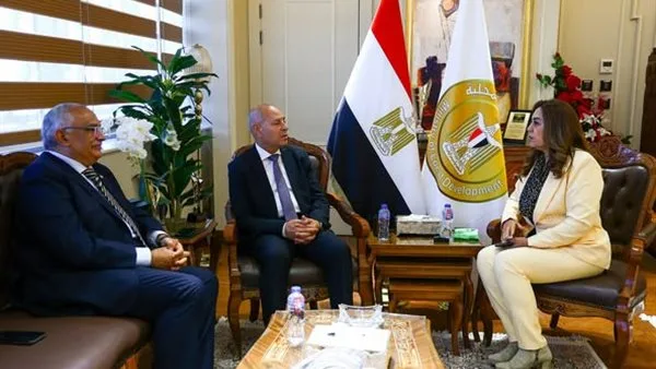 وزيرة التنمية المحلية تستعرض أفكار تطوير بعض الشوارع التجارية في حي مصر الجديدة وزيرة التنمية المحلية تستعرض أفكار تطوير بعض الشوارع التجارية في حي مصر الجديدة