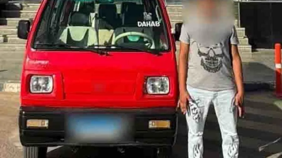 الداخلية تُلقي القبض على سائق قام بفتح أبواب السيارة أثناء القيادة، مما عرّض حياة المواطنين للخطر في الجيزة. الداخلية تُلقي القبض على سائق قام بفتح أبواب السيارة أثناء القيادة، مما عرّض حياة المواطنين للخطر في الجيزة.