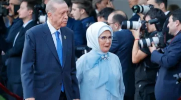 لحظة مؤثرة لأمينة أردوغان أثناء خطاب تاريخي للرئيس التركي (فيديو)