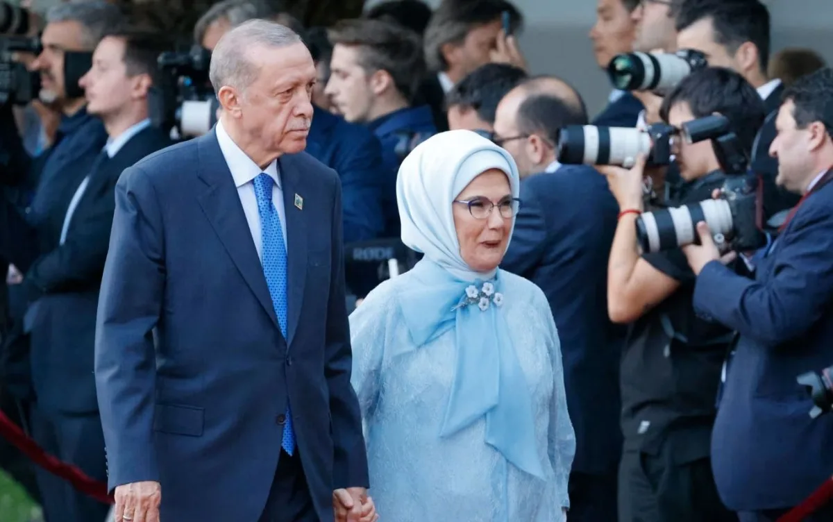 لحظة مؤثرة لأمينة أردوغان أثناء خطاب تاريخي للرئيس التركي (فيديو) لحظة مؤثرة لأمينة أردوغان أثناء خطاب تاريخي للرئيس التركي (فيديو)