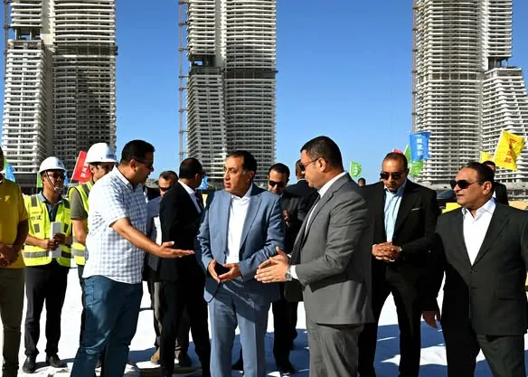 مدبولي يقوم بجولة لتفقد مشروعات أبراج المنطقة المركزية وداون تاون لاجون في العلمين الجديدة مدبولي يقوم بجولة لتفقد مشروعات أبراج المنطقة المركزية وداون تاون لاجون في العلمين الجديدة