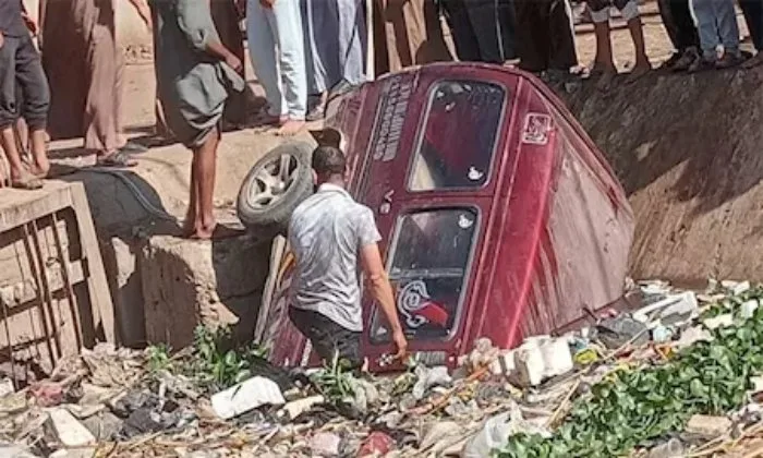 انقلاب سيارة في مصرف بلمشط بالمنوفية