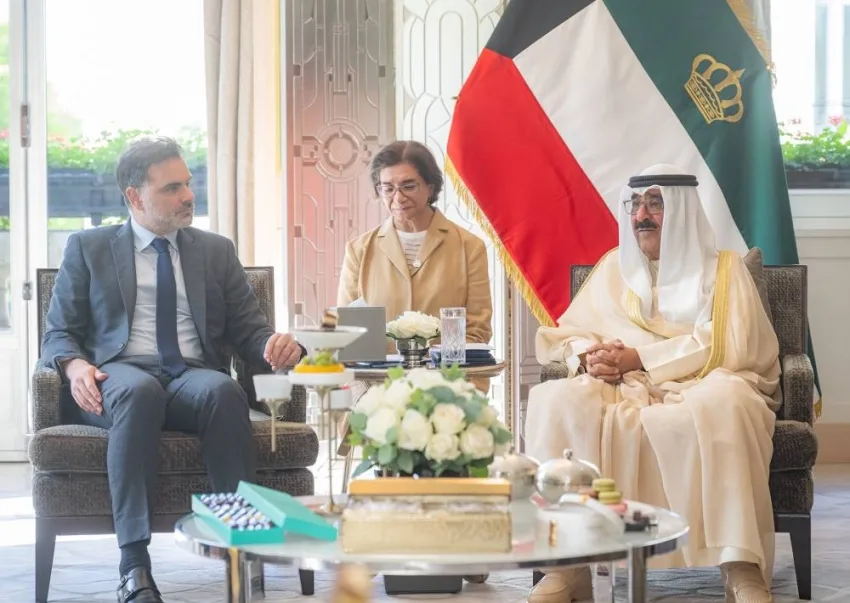 أمير الكويت يتناول مع وزير التجارة الفرنسي سبل تعزيز التعاون الاستراتيجي أمير الكويت يتناول مع وزير التجارة الفرنسي سبل تعزيز التعاون الاستراتيجي
