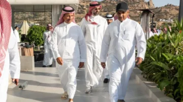 الخطيب يتوجه إلى الطائف ويثني على جمالها وتنوع معالمها السياحية