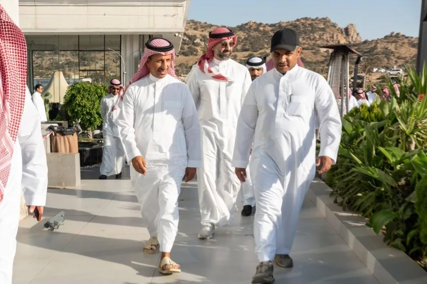 الخطيب يتوجه إلى الطائف ويثني على جمالها وتنوع معالمها السياحية