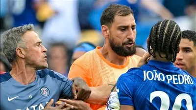 لويس إنريكي، مدرب باريس سان جيرمان، يثور غضباً على جواو بيدرو لاعب تشيلسي بعد هزيمة كأس العالم للأندية. لويس إنريكي، مدرب باريس سان جيرمان، يثور غضباً على جواو بيدرو لاعب تشيلسي بعد هزيمة كأس العالم للأندية.