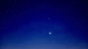 الزهرة تتزامن مع مجموعة نجوم التويبع في سماء رفحاء