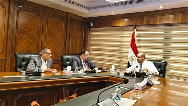 وزير الطيران يلتقي بأعضاء اللجنة النقابية للوزارة المدنية للطيران وزير الطيران يلتقي بأعضاء اللجنة النقابية للوزارة المدنية للطيران