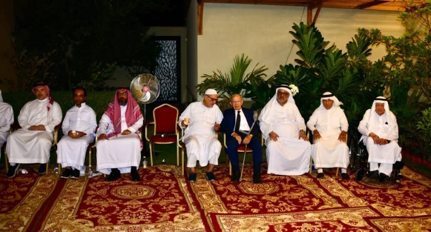 آل إسلام يستقبلون المعزين في وفاة أحد أفرادهم آل إسلام يستقبلون المعزين في وفاة أحد أفرادهم