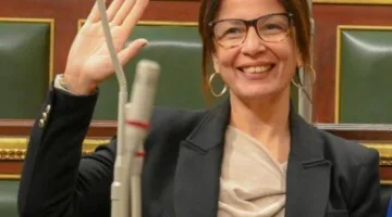 الرئيس الفرنسي يكرم النائبة جيهان زكي بوسام “جوقة الشرف” تقديرًا لمساهماتها الثقافية والدبلوماسية.