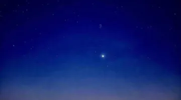 مشاهدة اقتران كوكب الزهرة مع مجموعة التويبع في سماء رفحاء