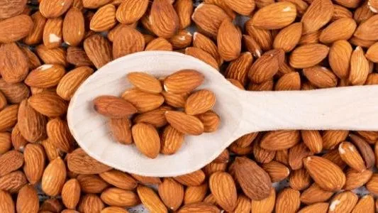 7 فوائد لتناول اللوز بهذه الطريقة