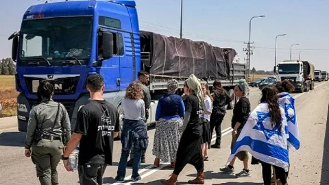 مستوطنون إسرائيليون يت阻ون قافلات المساعدات الأردنية المتجهة إلى غزة مستوطنون إسرائيليون يت阻ون قافلات المساعدات الأردنية المتجهة إلى غزة