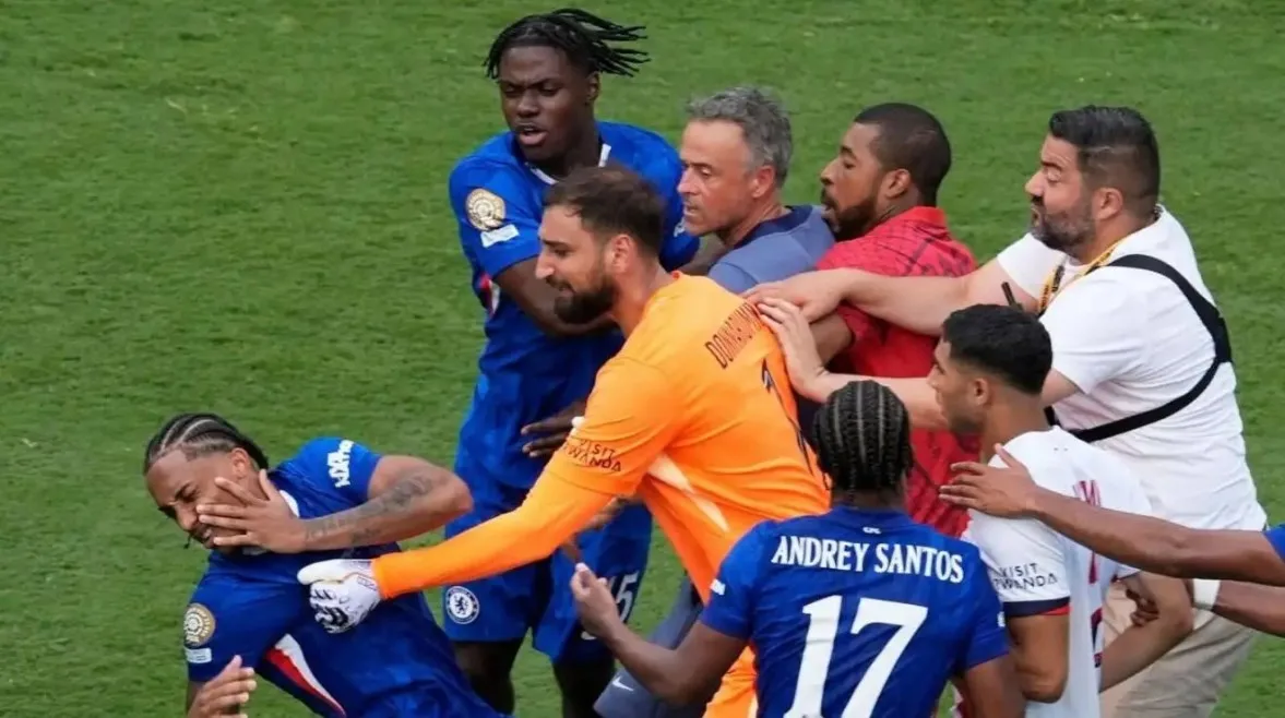 صفعة إنريكي واحتدام غضب بيدرو: صراع في مساء تتويج تشيلسي بلقب المونديال صفعة إنريكي واحتدام غضب بيدرو: صراع في مساء تتويج تشيلسي بلقب المونديال