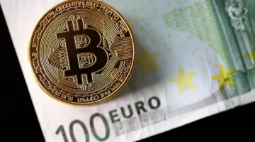 عاصفة اقتصادية عالمية تلوح في الأفق: وول ستريت تعاني واليوروب يتراجع والبيتكوين يتألق.