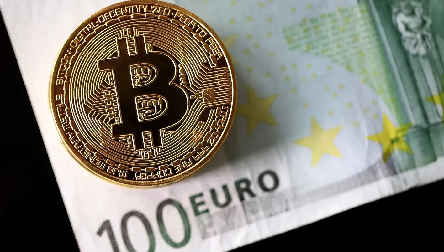 عاصفة اقتصادية عالمية تلوح في الأفق: وول ستريت تعاني واليوروب يتراجع والبيتكوين يتألق. عاصفة اقتصادية عالمية تلوح في الأفق: وول ستريت تعاني واليوروب يتراجع والبيتكوين يتألق.