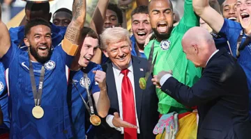 لقطة مضحكة.. ترامب يرفض الانسحاب من المنصة أثناء تتويج فريق تشيلسي بكأس العالم للأندية