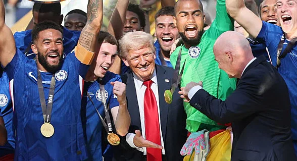 لقطة مضحكة.. ترامب يرفض الانسحاب من المنصة أثناء تتويج فريق تشيلسي بكأس العالم للأندية