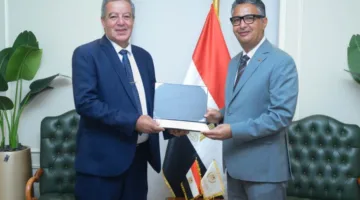 وزير التموين يوافق على استقالة مستشاره المختص بالذهب ويكرم مجموعة من القيادات.