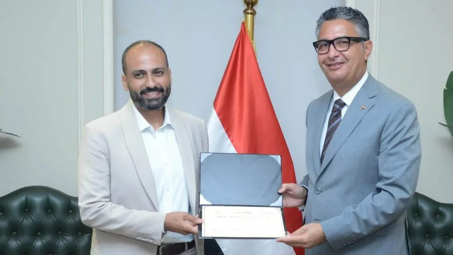 وزير التموين والتجارة الداخلية يكرم مبتكر أفضل فكرة حول تتبع السلع الغذائية من خلال “منصة حوار” وزير التموين والتجارة الداخلية يكرم مبتكر أفضل فكرة حول تتبع السلع الغذائية من خلال “منصة حوار”