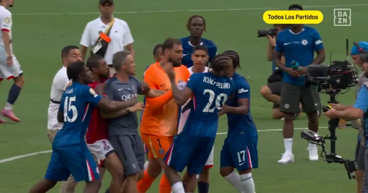 مدرب باريس سان جيرمان معرض للإيقاف بعد مواجهة مع لاعب تشيلسي