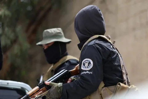 بعد مواجهات عنيفة أودت بحياة 50 شخصًا.. القوات السورية تتواجد في السويداء واستمرار الاشتباكات بين مقاتلي الدروز وبدويين.. والجيش الإسرائيلي يشن غارات على دبابات في جنوب سوريا. بعد مواجهات عنيفة أودت بحياة 50 شخصًا.. القوات السورية تتواجد في السويداء واستمرار الاشتباكات بين مقاتلي الدروز وبدويين.. والجيش الإسرائيلي يشن غارات على دبابات في جنوب سوريا.
