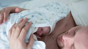 رضيعة تعاني من حالة صحية نادرة نتيجة ارتفاع مستويات التستوستيرون في دم والدها