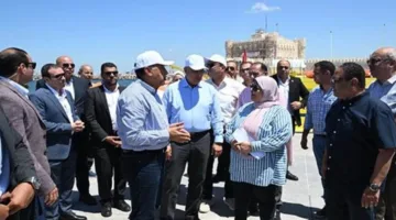 رئيس الوزراء يزور مشروع إقامة الحواجز البحرية لحماية الشواطئ في الإسكندرية