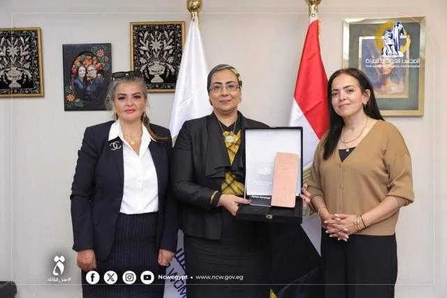 منتدى الخمسين سيدة المؤثرات يُشير بتكريم المستشارة أمل عمار