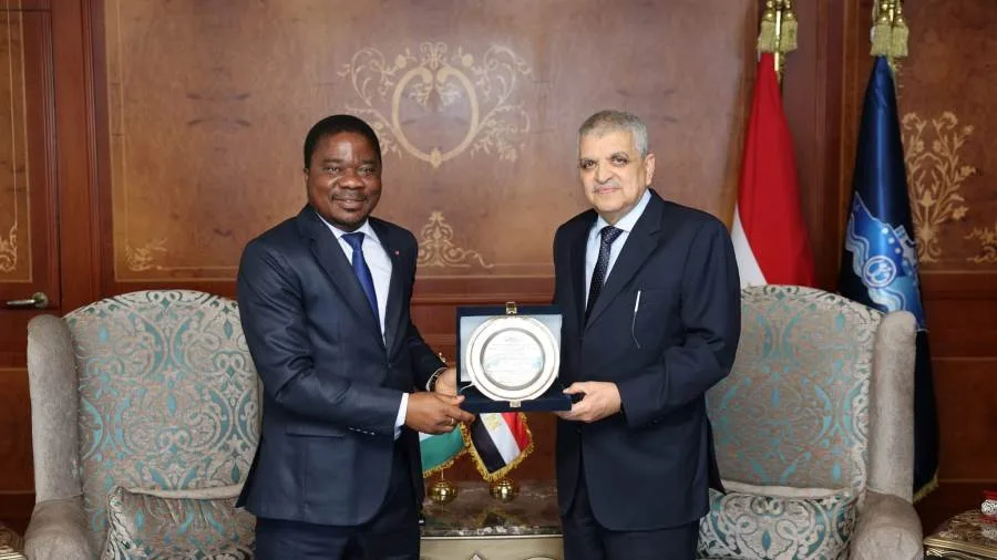 رئيس هيئة قناة السويس يستعرض فرص التعاون المشترك مع السفير الإيفواري في مجالات تطوير الموانئ والتدريب.