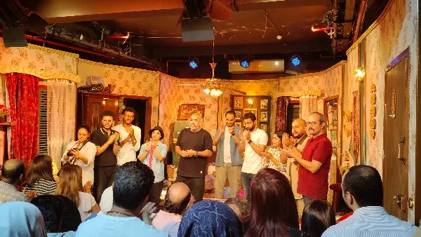 من اليمين إلى اليسار: عندما يجلب لك المسرح الضحك والدموع من اليمين إلى اليسار: عندما يجلب لك المسرح الضحك والدموع