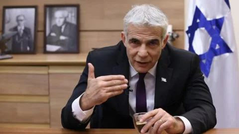 لابيد: خطة إسرائيل لإنشاء معسكر احتجاز في رفح “فكرة غير عقلانية” والحكومة ستستثمر مليارات قبل أن تقر بفشلها.