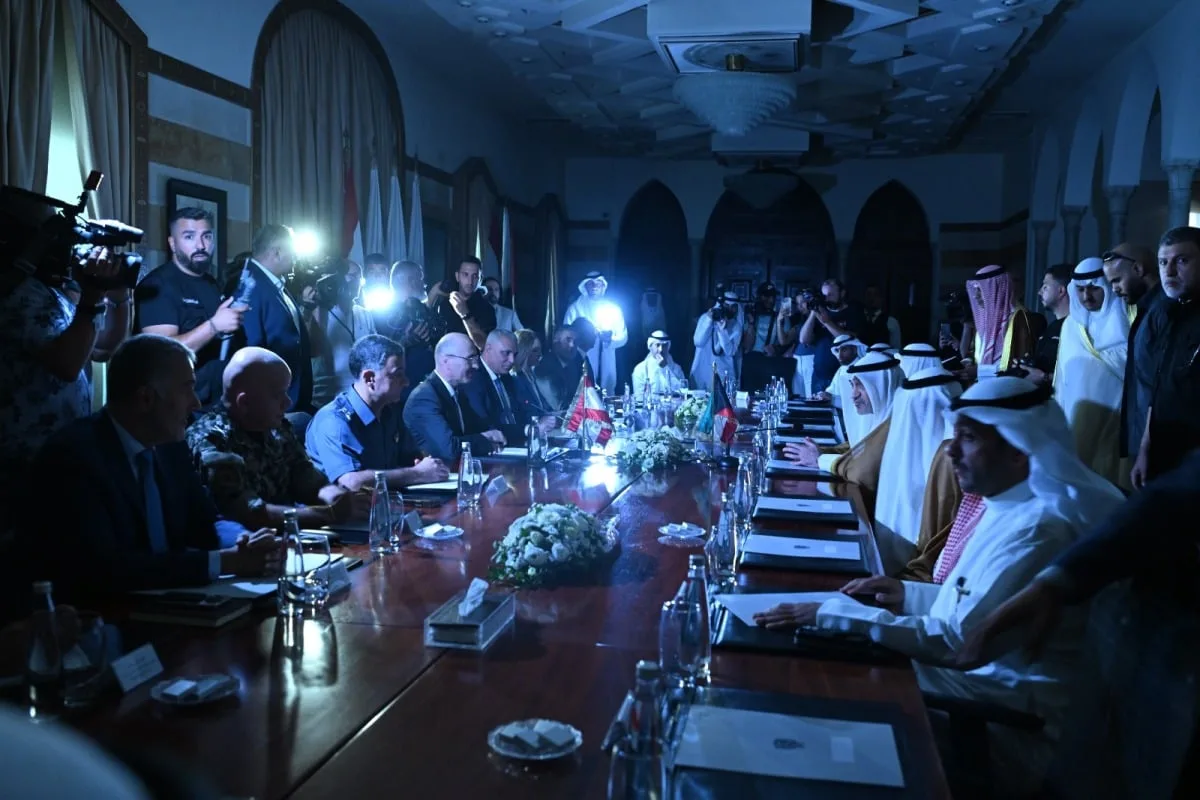 استخدام الهواتف المحمولة في ظل انقطاع الكهرباء في لبنان خلال اجتماع رسمي مع الوفد الكويتي استخدام الهواتف المحمولة في ظل انقطاع الكهرباء في لبنان خلال اجتماع رسمي مع الوفد الكويتي
