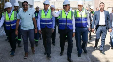 وزير التجارة يقوم بزيارة ميدانية لمصنع الكيماويات في الإسكندرية