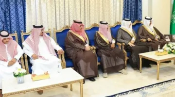 أمير نجران يستعرض الملف التعريفي للجمعية السعودية للإعلام والاتصال.