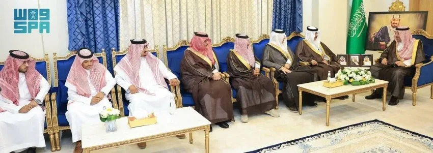 أمير نجران يستعرض الملف التعريفي للجمعية السعودية للإعلام والاتصال. أمير نجران يستعرض الملف التعريفي للجمعية السعودية للإعلام والاتصال.
